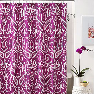 Fioletowa zasłona prysznicowa zaprojektowana przez Macy's Ikat