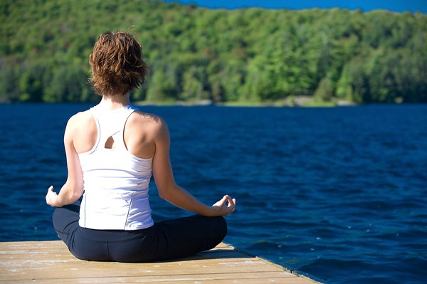 Wanita melakukan yoga