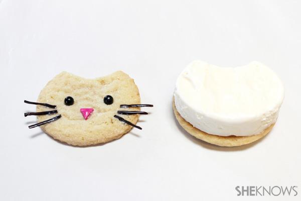 Kitty Cat ijs sandwich gezichten | SheKnows.com -- sandwich samen