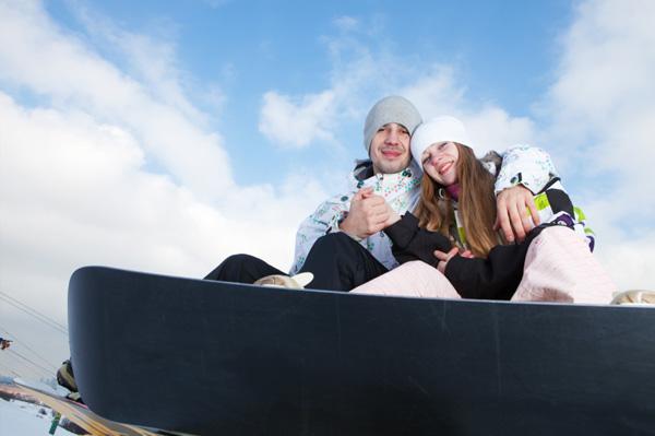 Szczęśliwa para na snowboardzie