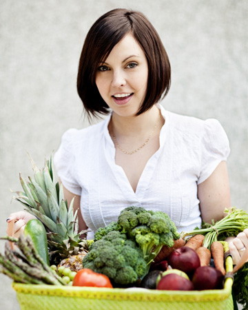 Mujer sosteniendo una canasta de verduras