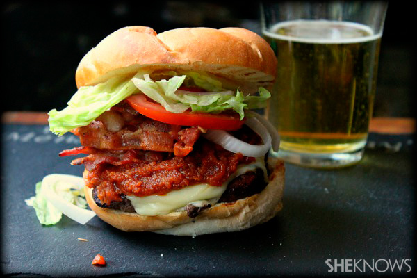 Burger keju bacon dengan resep saus selai kacang Sriracha