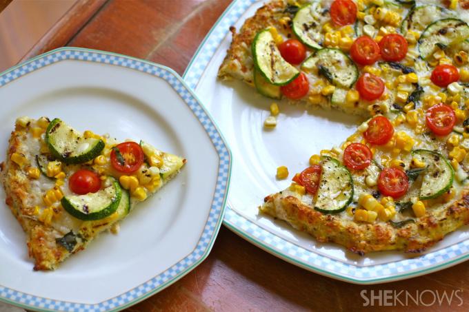Pizza kulit kembang kol dengan jagung bakar, zucchini, dan tomat