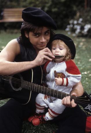 FULL HOUSE – „Tylko jeden z chłopaków” – data emisji: 4 marca 1988. (Zdjęcie: ABC Photo ArchivesDisney General Entertainment Content za pośrednictwem Getty Images) JOHN STAMOS; MARY-KATEASHLEY OLSEN