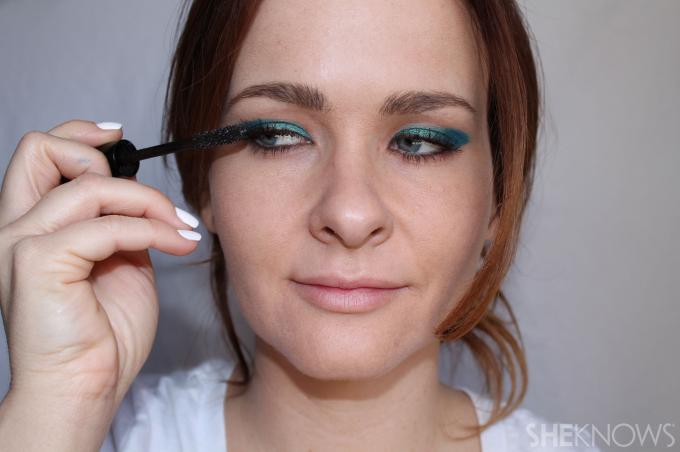 Eyeliner DIY Bold: Completați liniile