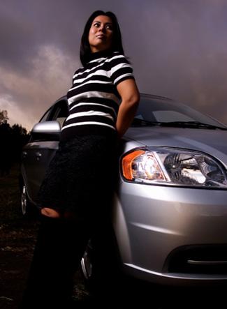 Žena s kompaktním autem