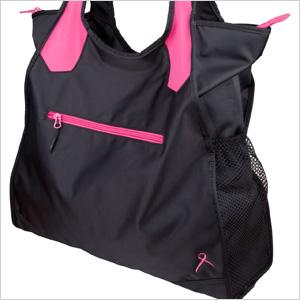 Fekete táska rózsaszín díszítéssel és rózsaszín szalag logóval