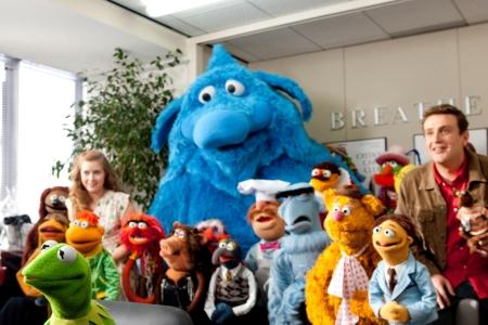Amy Adams og Jason Segel med ganske mange Muppets