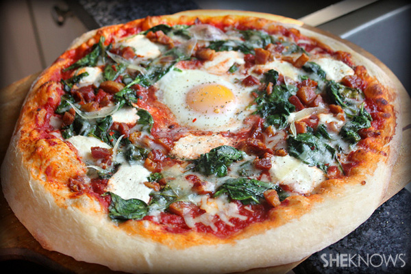 Pizza mit knusprigem Pancetta und weich gebackenem Ei | Sheknows.com
