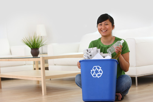 リサイクルを組織する女性