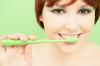 La verdad sobre la pasta de dientes natural - SheKnows