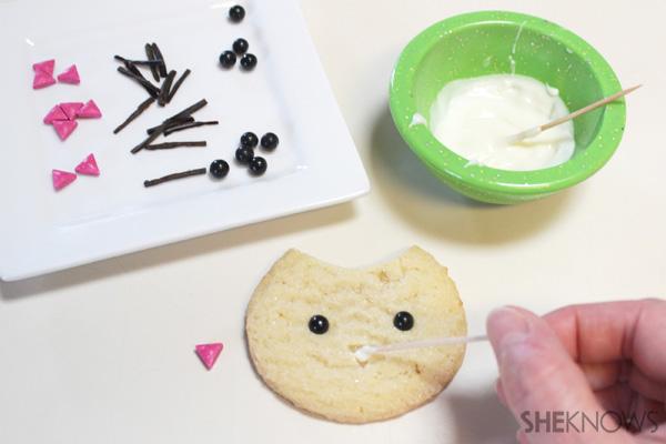 Wajah sandwich es krim kucing kitty | SheKnows.com -- membuat kumis