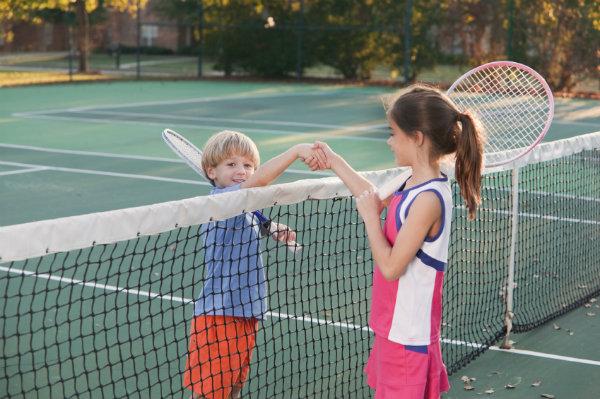 Niños, jugar al tenis