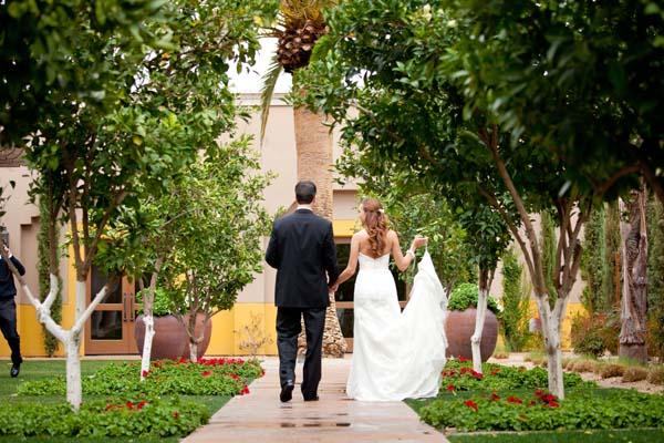 Noiva e noivo em um casamento de verão