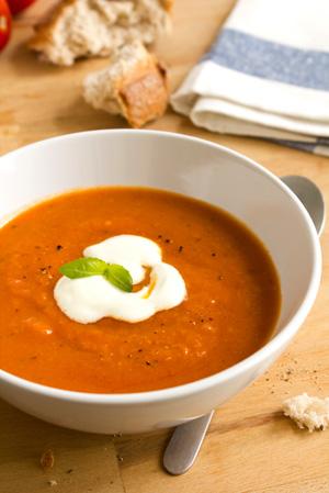Sup tomat dengan sesendok saus