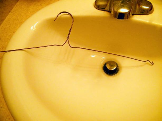 Hack de vie de cintre pour le drain bouché