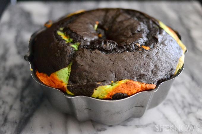 Bundt Cake aus schwarzem Samt mit einer verwirbelten Überraschung!
