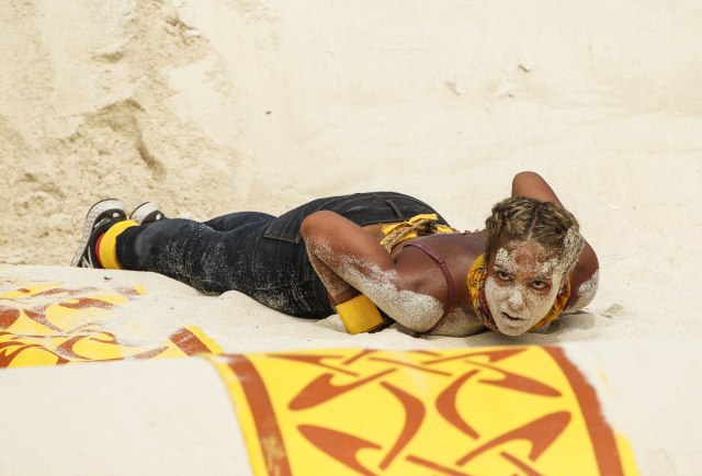 Али Эллиотт соревнуется в песочном испытании Survivor: Heroes Vs. Целители против. Хастлеры