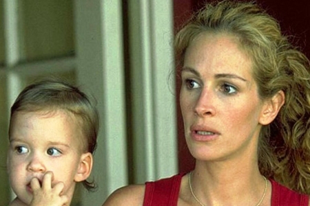 Julia Roberts prejme oskarja za navdihujočo upodobitev Erin Brockovich