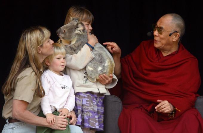 BEERWAH, AVUSTRALYA - 13 Haziran: (L-R) Terri Irwin, Bob Irwin, Bindi Irwin 13 Haziran 2007'de Beerwah, Avustralya'daki Avustralya Hayvanat Bahçesi'nde bir koala ve Dalai Lama ile poz veriyor. Tibet'in ve dünyadaki milyonlarca Budistin ruhani lideri Dalai Lama, 11 günlük 2007 Avustralya Turunda. (Fotoğraf: Bradley KanarisGetty Images)