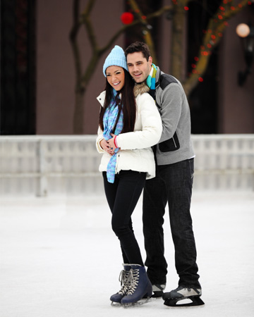 Glückliches Paar Eislaufen
