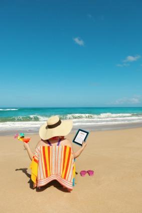 жена, релаксираща на плажа с четец