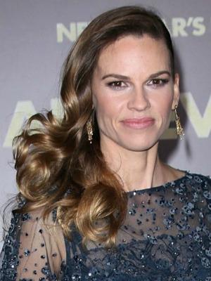 Kędzierzawa fryzura Hilary Swank