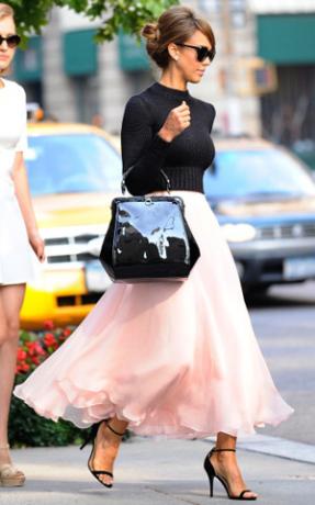 Јессица Алба носи црну кошуљу и ружичасту сукњу