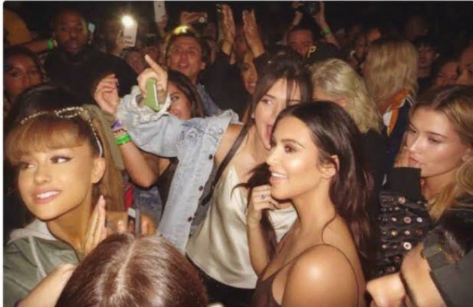 Kim Kardashian, Kendall Jenner un Ariana Grande koncertā