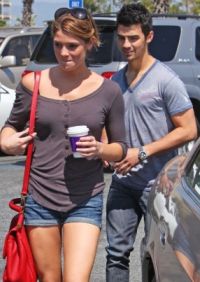 Joe Jonas และ Ashley Greene