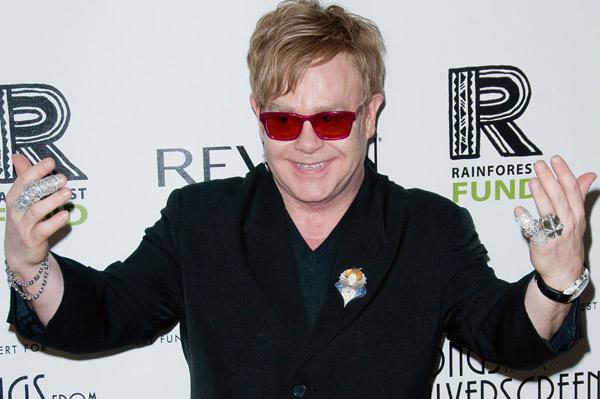 Elton John in Los Angeles ins Krankenhaus eingeliefert