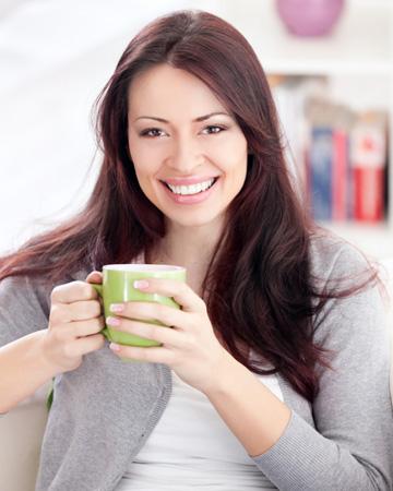 Жена пије чај од зрна