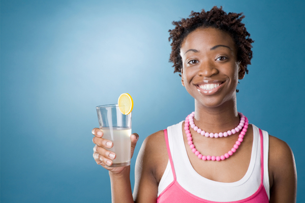 Donna che beve acqua con limone
