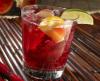 Fruchtiger Sake-Sangria-Cocktail