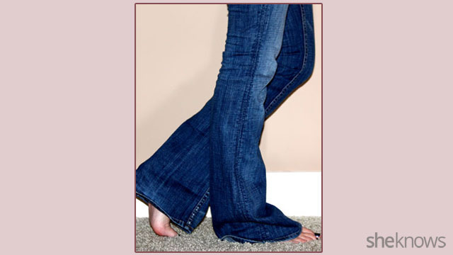 Cara menyelipkan jeans non-kurus ke dalam sepatu bot: Langkah 1