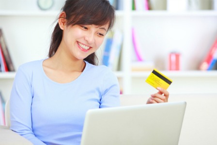 Жена купује на Интернету у Цибер понедељак