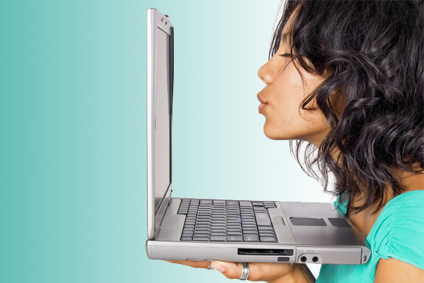 Kissy kissy with laptop - iepazīšanās tiešsaistē