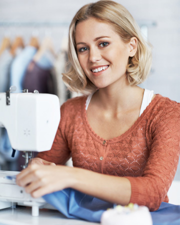 Mujer cosiendo en una máquina de coser