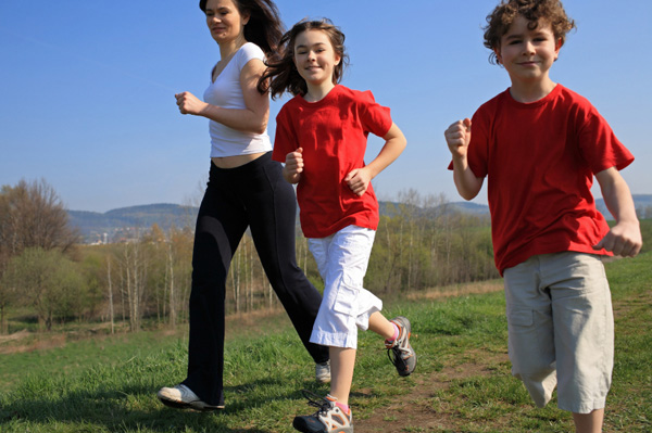 Moeder loopt met kinderen