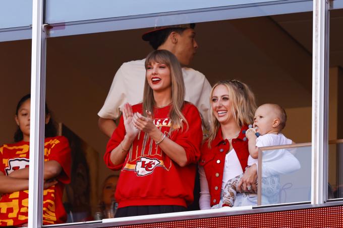 KANSAS CITY, MISSOURI – OKTÓBER 22.: Taylor Swift és Brittany Mahomes nézi a Los Angeles közötti meccset. Az Angeles Chargers és a Kansas City Chiefs a GEHA Fielden az Arrowhead Stadionban 2023. október 22-én Kansas Cityben, Missouri. (Fotó: David EulittGetty Images)