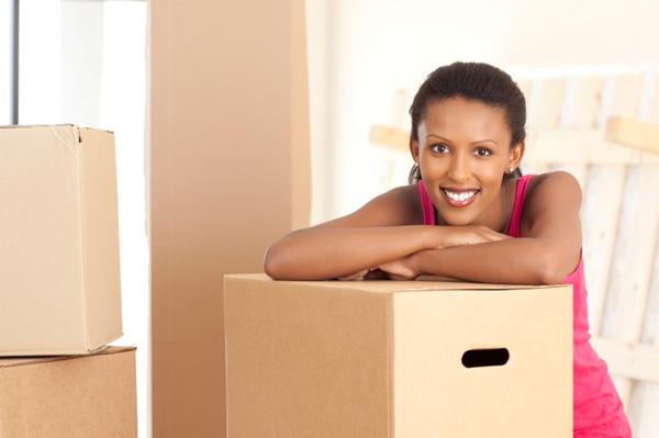 Mujer con cajas de mudanza