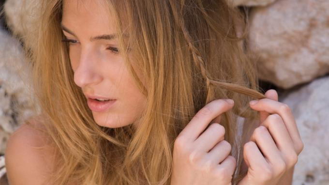 Жінка заплітає волосся | Sheknows.ca