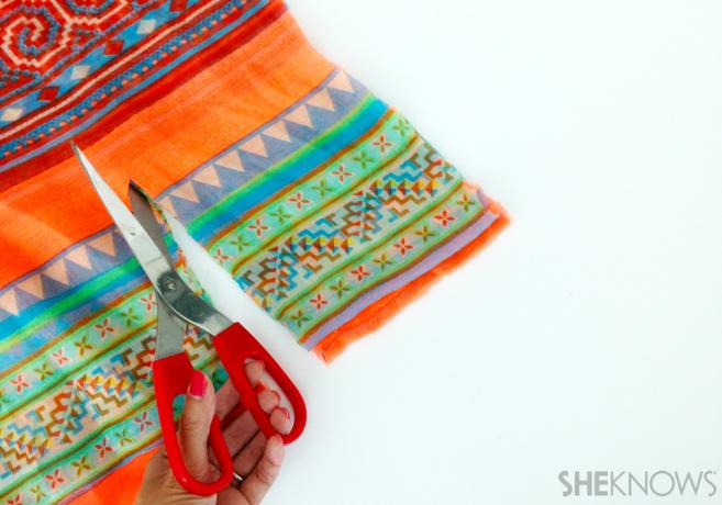 Розріжте шарф на 2 довгі смужки