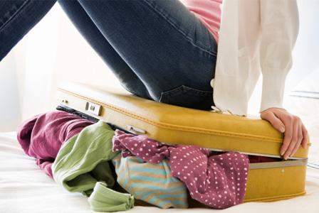 Femme avec bagages trop rembourrés