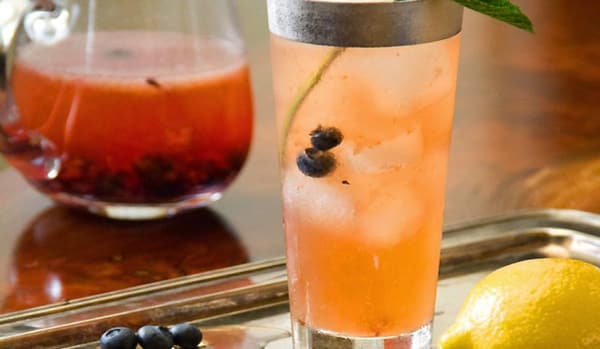 Przepisy na letni koktajl z mrożonej herbaty: mrożona herbata z jagodami i burbonem