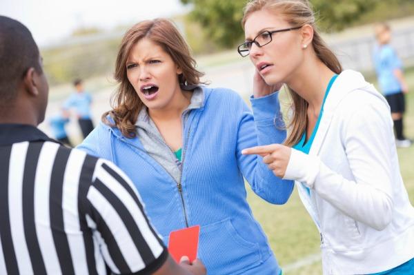 Fußball-Mama streitet mit Schiedsrichter