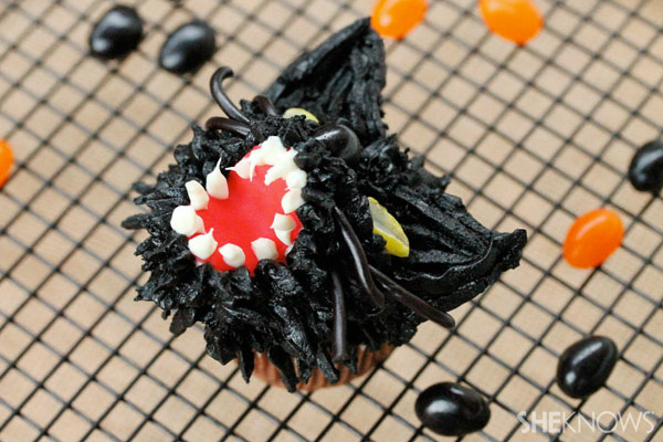  무서운 검은 고양이 컵 케이크 