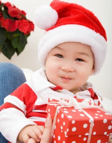 Dítě s vánočním dárkem