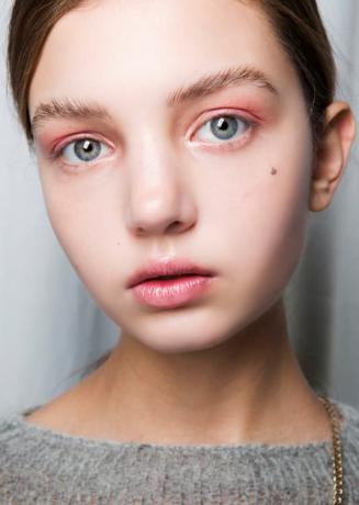 Wachsen Sie Ihre Augenbrauen heraus: Gefiederte Brauen rosa Lidschatten