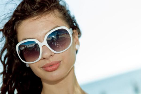 Kobieta z okularami przeciwsłonecznymi